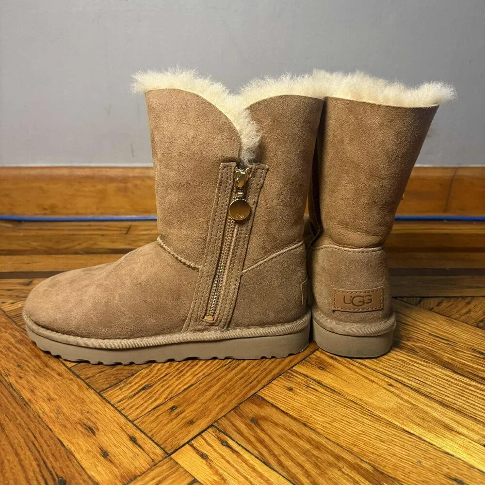 UGG Classic Short Bailey Zip Boots Chestnut Womens 6 Sheepskin Suede Winter